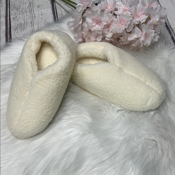 Cream Plush Slip-On Slippers for Indoor Comfort - Picture 2 of 5